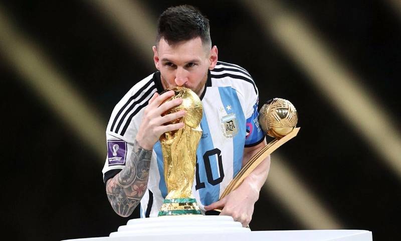 Messi và chiếc cúp World Cup 2022 